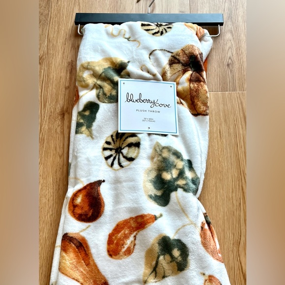 Blueberry Cove Warm Autumn Soft Plush Throw 50x60 in NEW - Picture 1 of 2